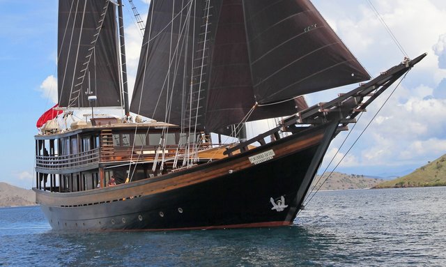 Last chance of 2018 to charter S/Y ‘Dunia Baru’ in Komodo 