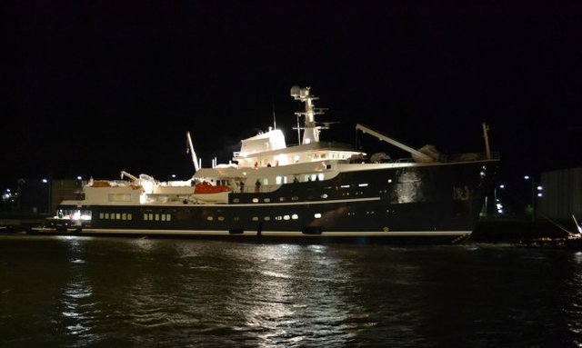 M/Y LEGEND Hits the Water