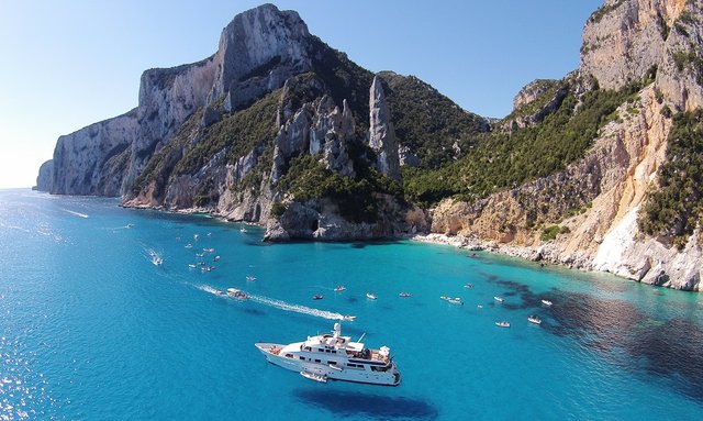 M/Y LIONSHARE Offers 10 Days for the Price of 7