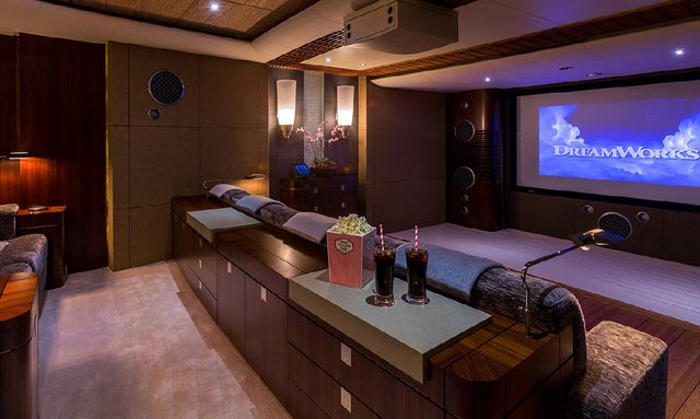 Luxurious cinema room on Wheels