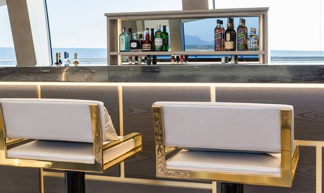 Large and elegant bar on Da Vinci