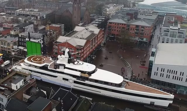 VIDEO: Feadship transports 93m charter yacht ‘Lady S’ 