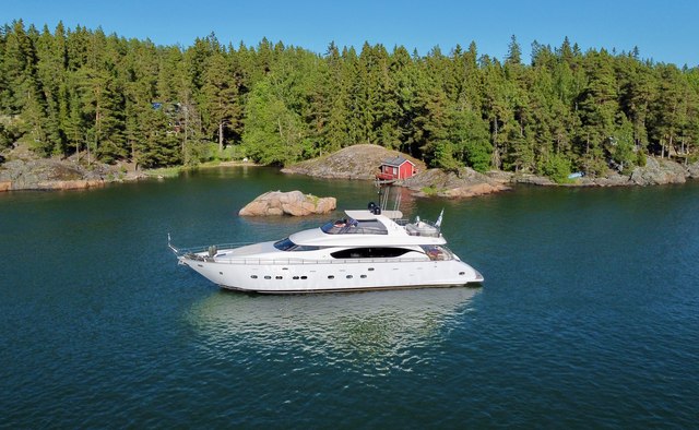 Xumi yacht charter Maiora Motor Yacht