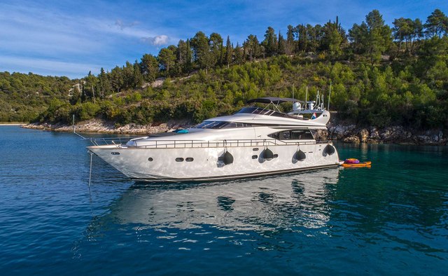 Jantar yacht charter Maiora Motor Yacht
                        
