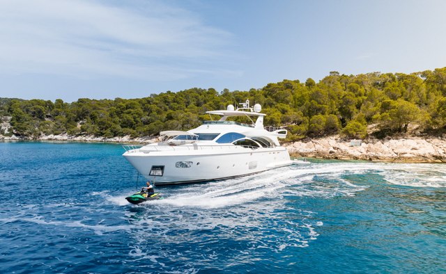 Koukles yacht charter Azimut Motor Yacht
                        