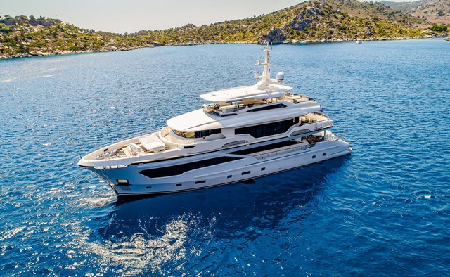 Lady Caroline Yacht Charter in Santorini