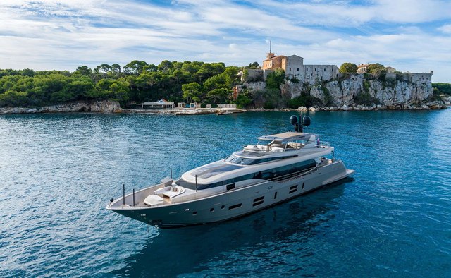 The Palm yacht charter Canados Motor Yacht
                        