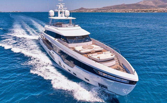 Volo Mare Yacht Charter in Santorini