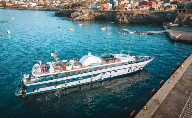 Harmony G Yacht Charter in Santorini