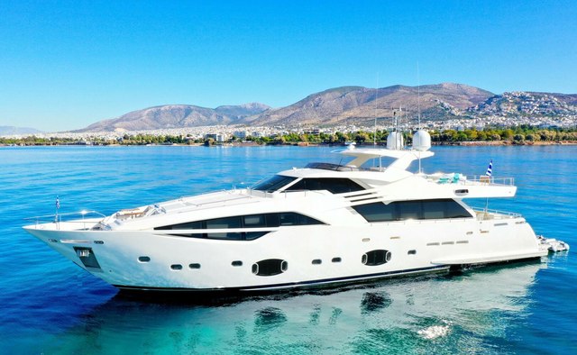 Infinitas yacht charter Custom Line Motor Yacht
                        