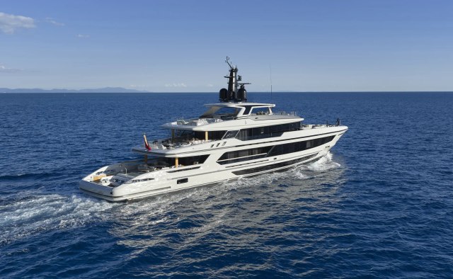 Awandra Yacht Charter in Naples