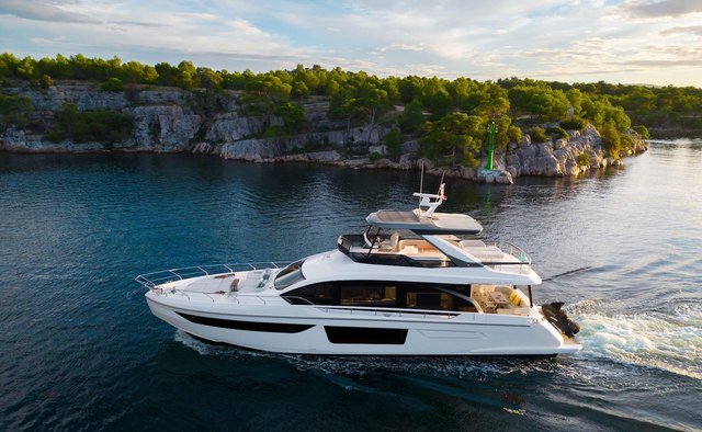 Donna yacht charter Azimut Motor Yacht
                        