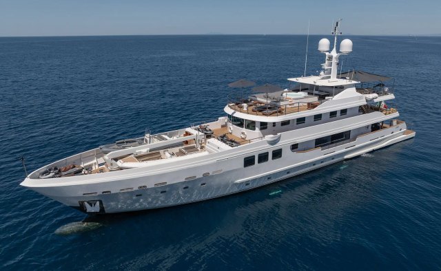 R23 yacht charter AMTEC Motor Yacht
                        