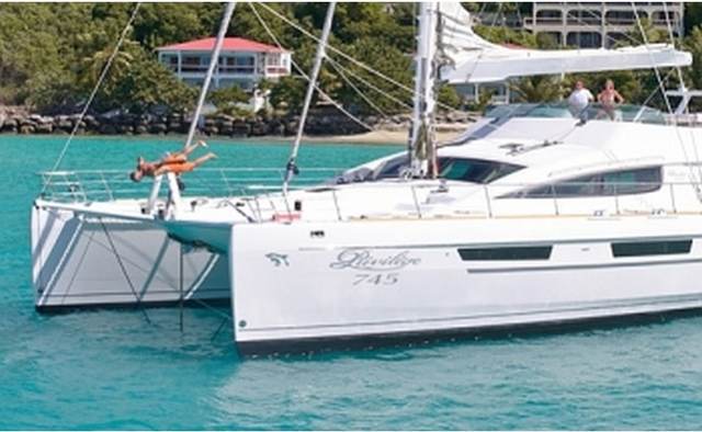 Sur L’eau Yacht Charter in Antigua