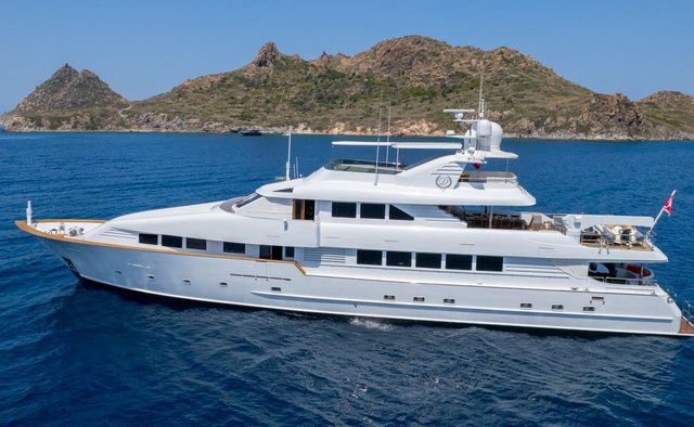 Merve yacht charter Broward Motor Yacht
                        