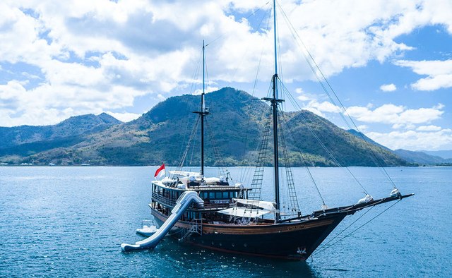Dunia Baru Yacht Charter in Flores
