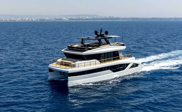 Botiguer yacht charter Lazzara Yachts Motor Yacht