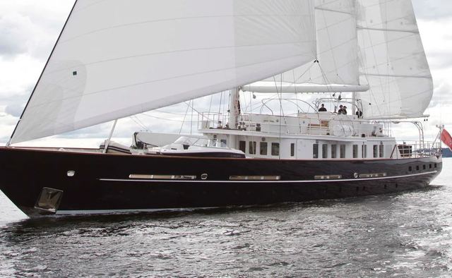 Sunny Hill yacht charter De Amstel Motor/Sailer Yacht