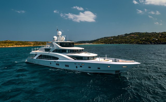 Belongers yacht charter Couach Motor Yacht
                        