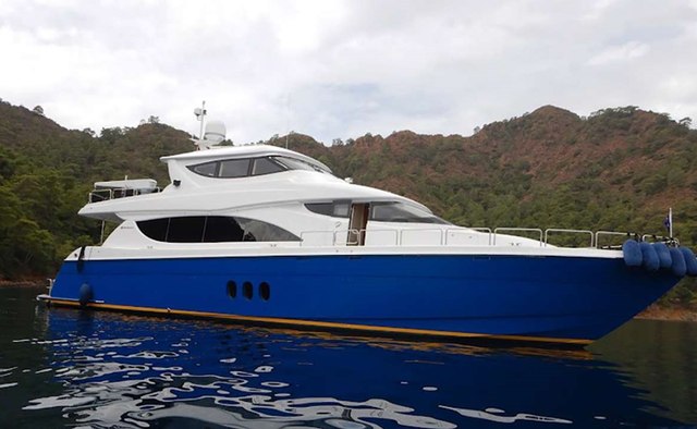 Top Shelf yacht charter Hatteras Motor Yacht
                        