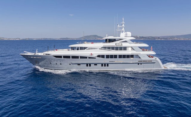 2 Ladies Yacht Charter in Naples