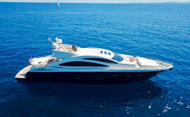 Lissi yacht charter Sunseeker Motor Yacht
                        