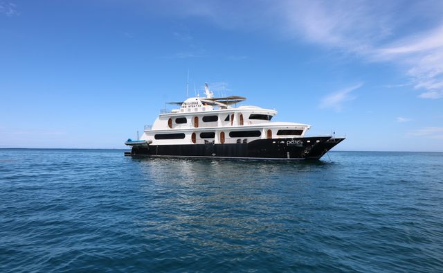 Petrel yacht charter Custom Motor Yacht
                        