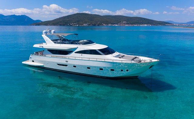 Freedom yacht charter Cnsa - Alalunga Motor Yacht
                        