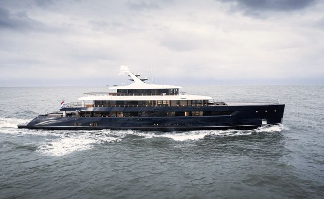 Les Cinq Yacht Charter in South of France