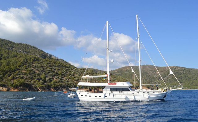 Gul Sultan Yacht Charter in Santorini