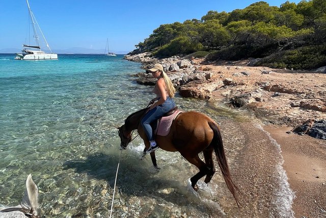 Aponisos Horseback Riding 