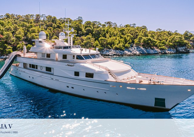 Download Natalia V yacht brochure(PDF)