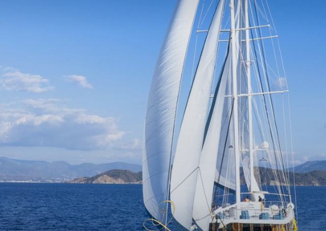 Download Queen Atlantis yacht brochure(PDF)