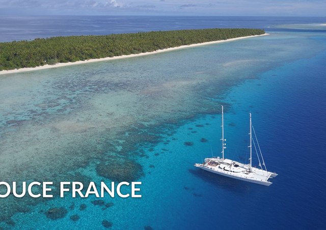 Download Douce France yacht brochure(PDF)