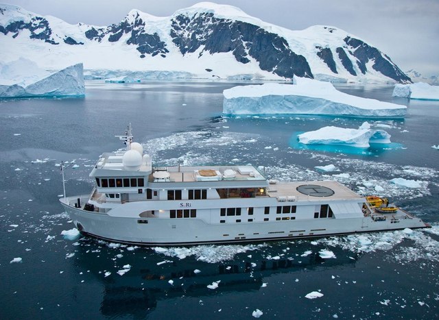 Expedition Yacht SuRi cruising in Antarctica