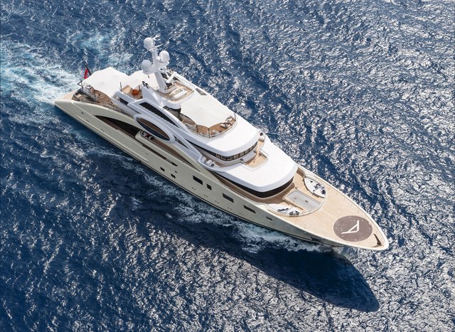 Video: The spectacular art of parking an 85m superyacht