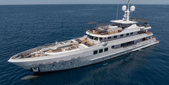 R23 yacht charter AMTEC Motor Yacht
                                