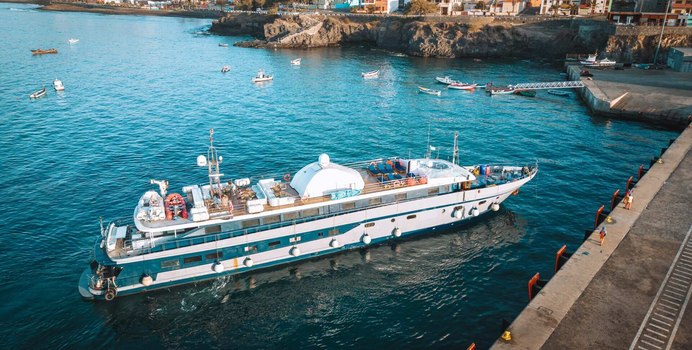Harmony G Yacht Charter in Santorini