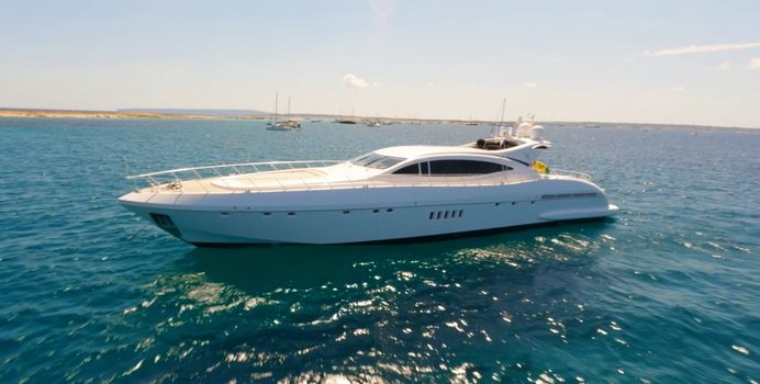 Le Magnifique yacht charter Mangusta Motor Yacht
                                