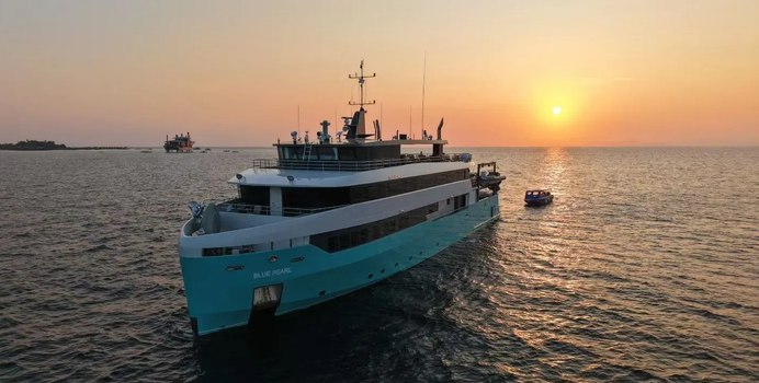 Blue Pearl Yacht Charter in Gam Island