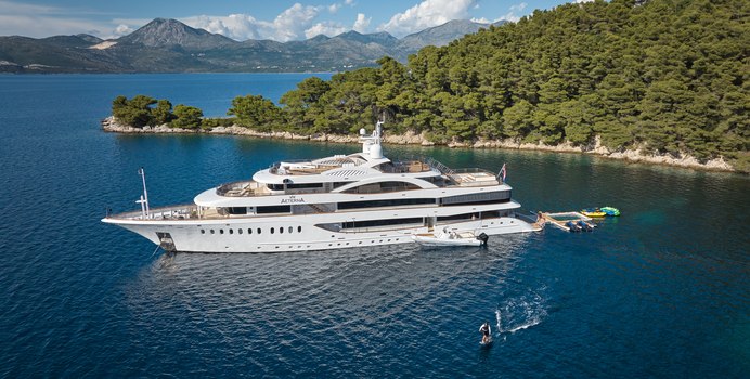 Aeterna yacht charter Radez Motor Yacht
                                