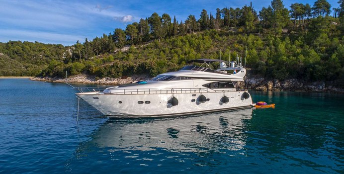 Jantar yacht charter Maiora Motor Yacht