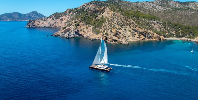 Mashua Bluu yacht charter Yachts Industries Motor Yacht