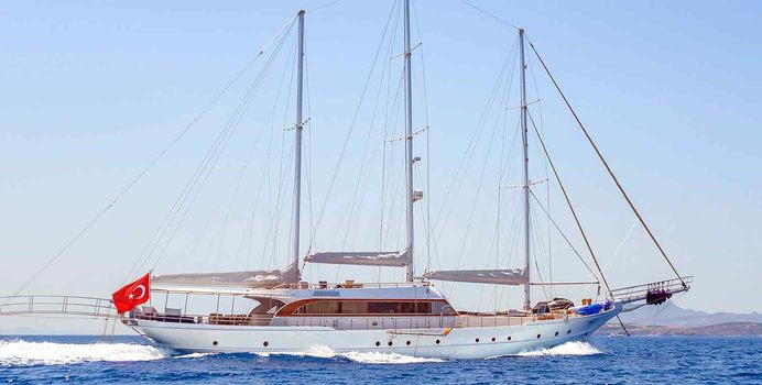 Bella Mare Yacht Charter in Santorini