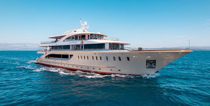 Queen Eleganza yacht charter Radez Motor Yacht