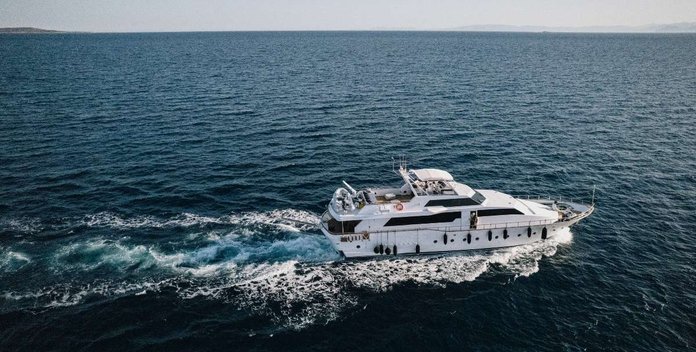 Carino yacht charter Versilcraft Motor Yacht