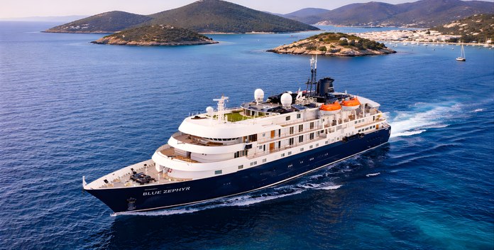 Blue Zephyr yacht charter Apuania Motor Yacht