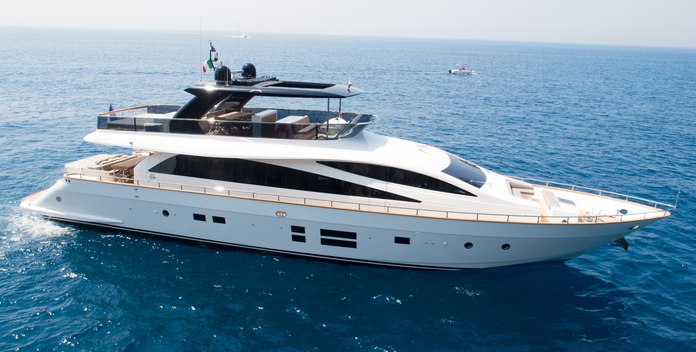 5 Aces yacht charter Amer Motor Yacht