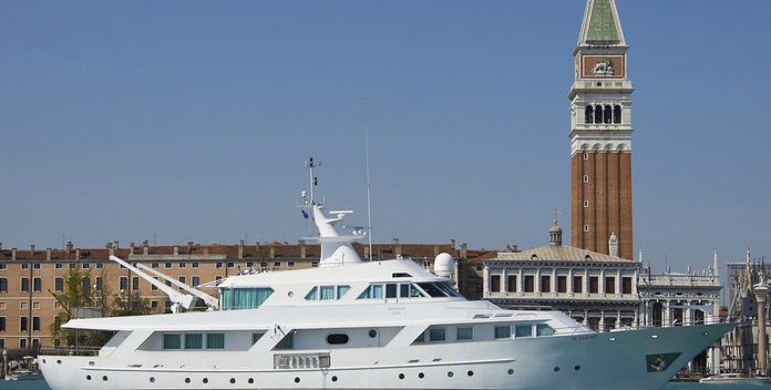 El Caran yacht charter Benetti Motor Yacht