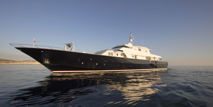 Libra Y yacht charter Picchiotti Motor Yacht